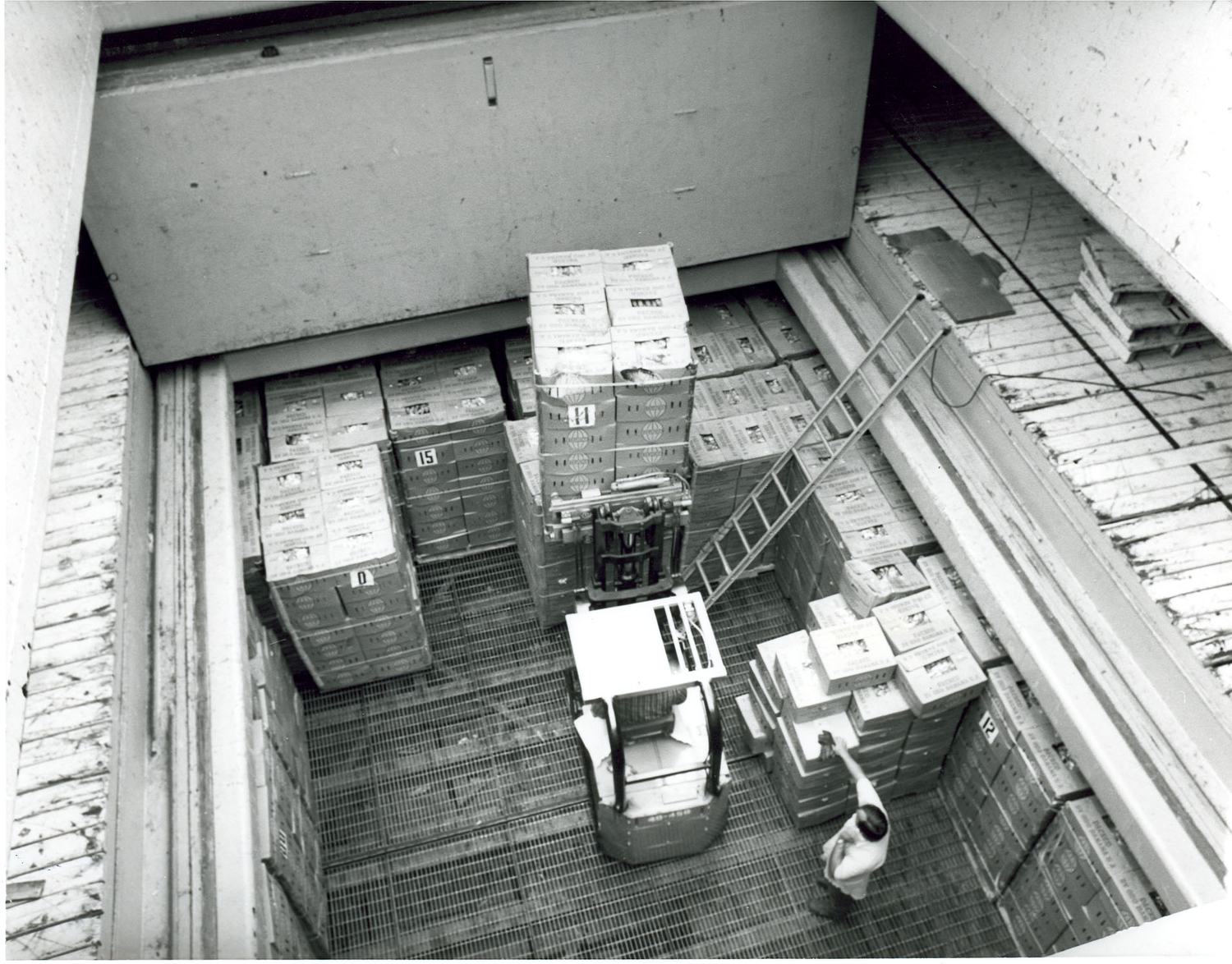 Citrus exports were big business at the Port of Long Beach in the Ô70s. Crates are stored in a hold; today, fruit is shipped in refrigerated containers.