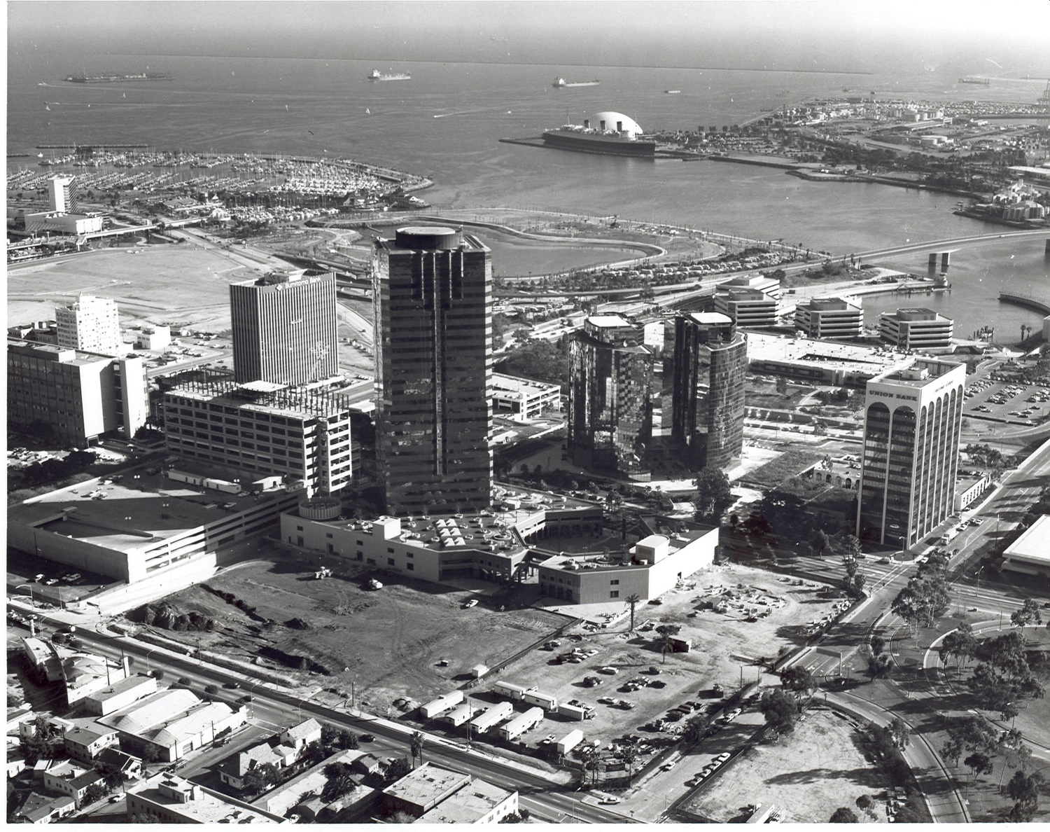The completed World Trade Center takes its place in the Long Beach skyline in 1989.